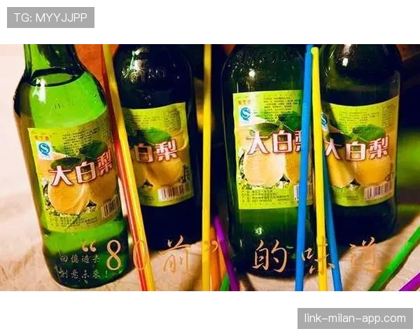 王昶家的冰箱里塞满了能量饮料，训练完直接拿瓶当水喝